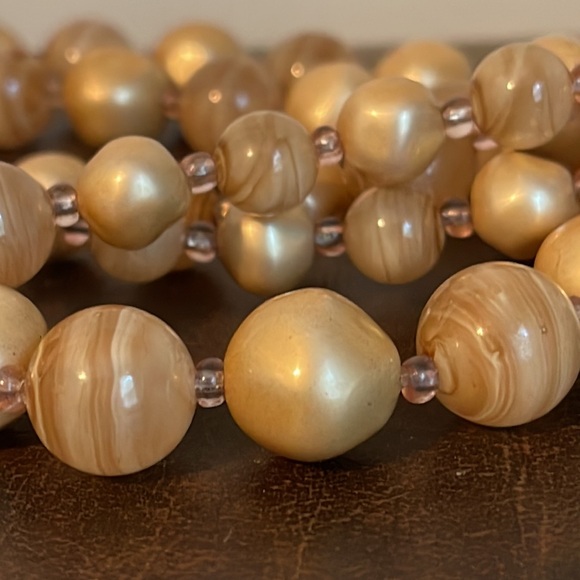 1950’s Double Strand Marbled Acrylic & Faux Pearl Necklace - Picture 7 of 7